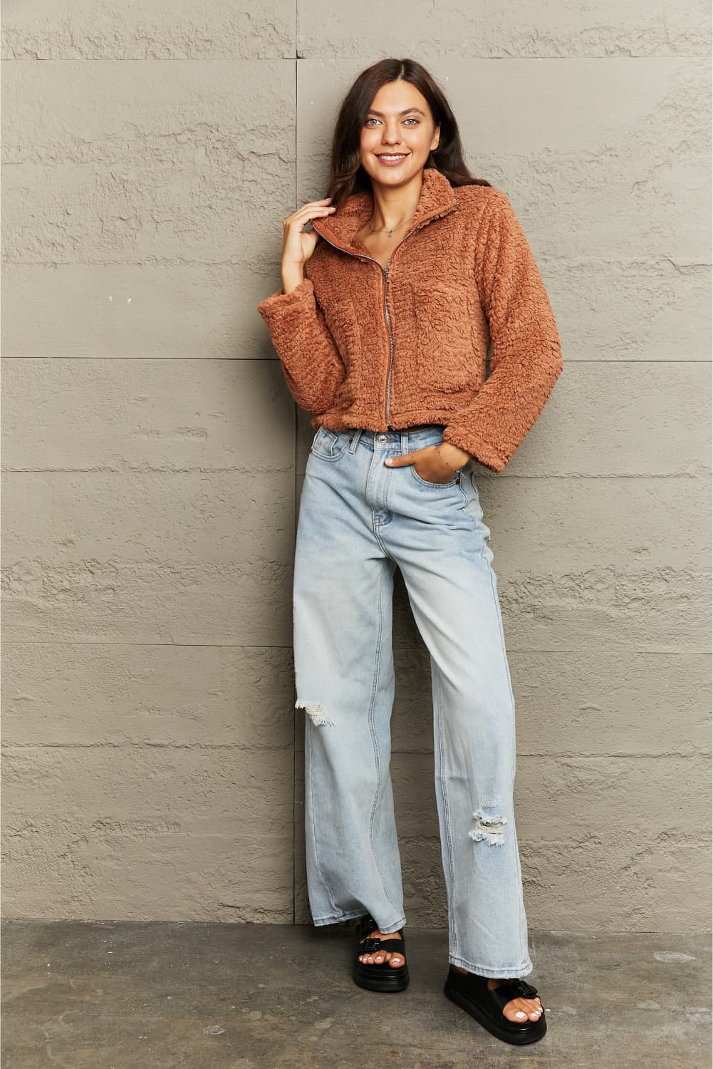 Teddyjacka i terracotta med jeans — The Teddy Edit