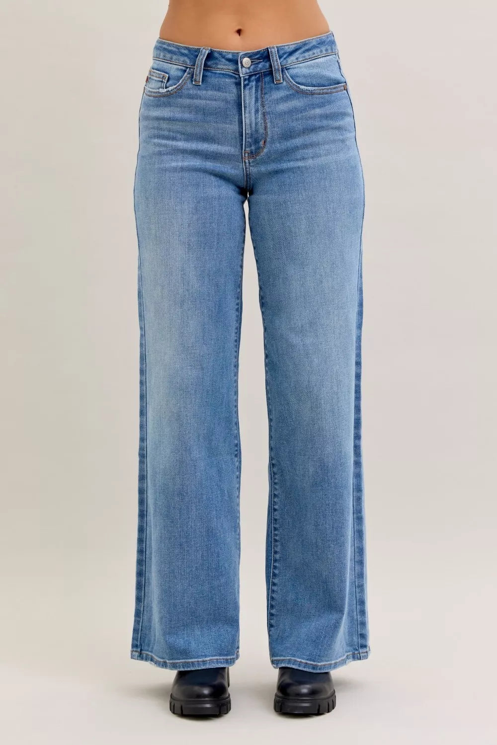 Vida jeans med mellanmidja, bild 1