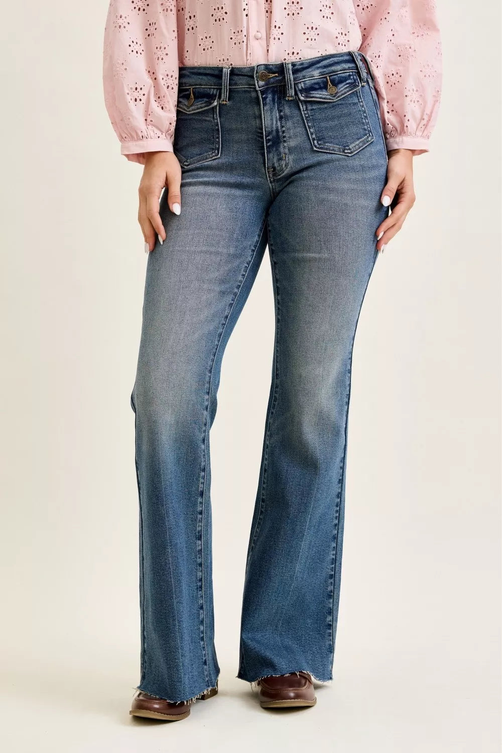 Flare-jeans med mellanmidja och lockfickor, bild 1