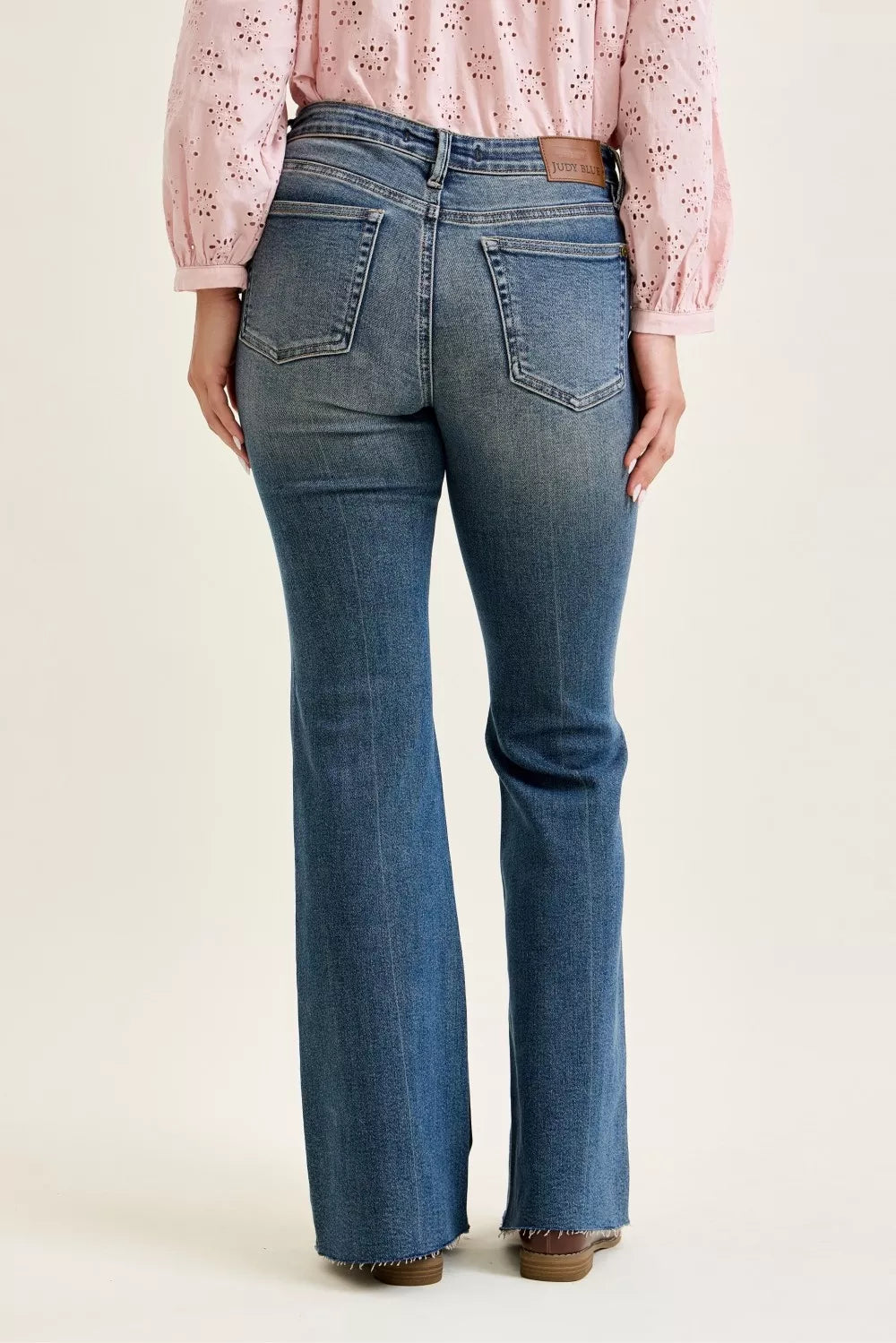 Flare-jeans med mellanmidja och lockfickor, bild 4