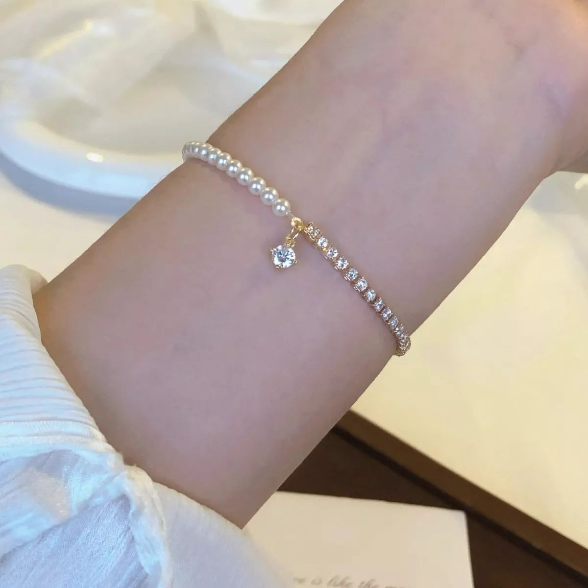 Armband med pärla och zircon