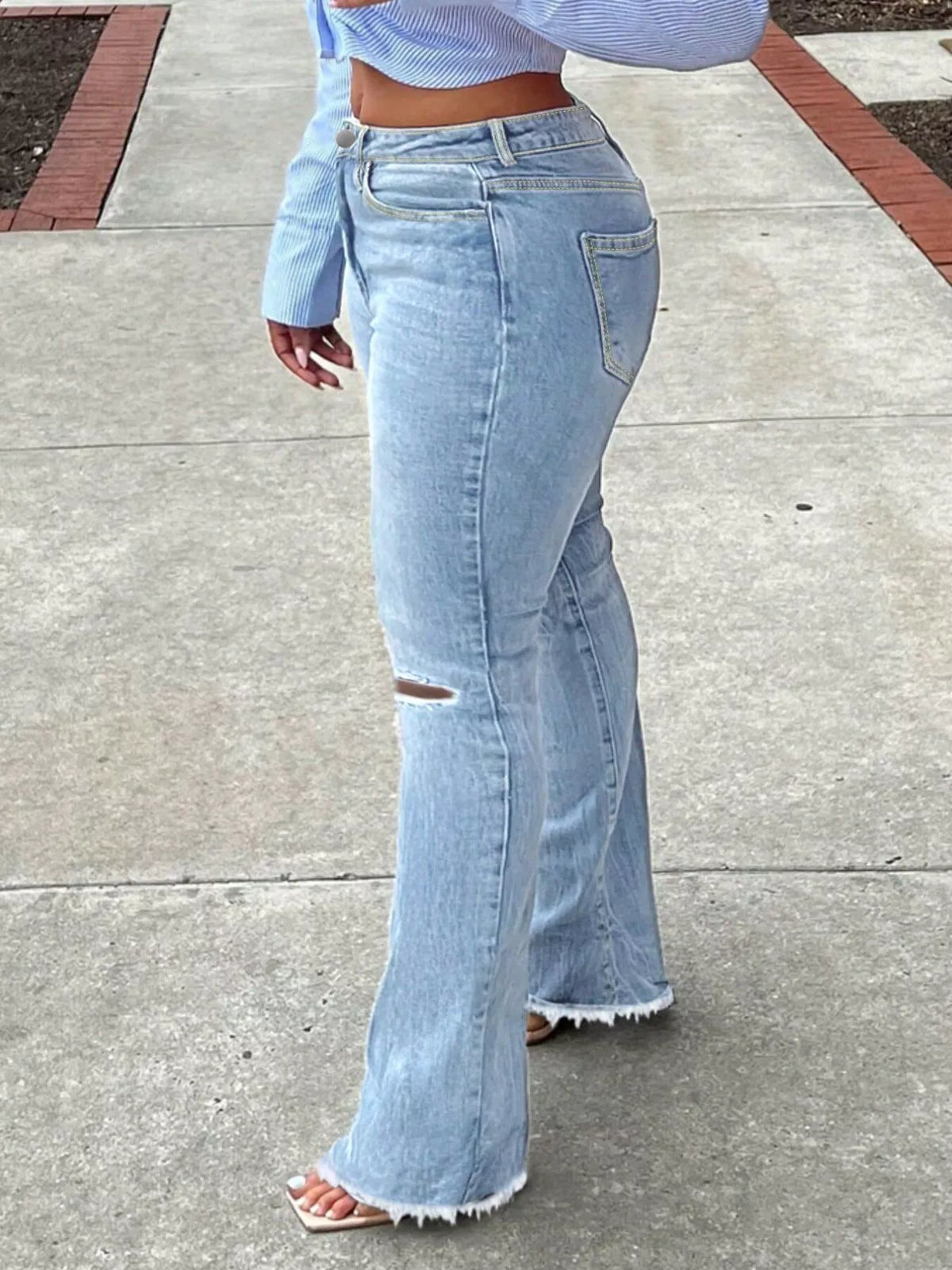 Flare-jeans med sliten knädetalj, bild 4