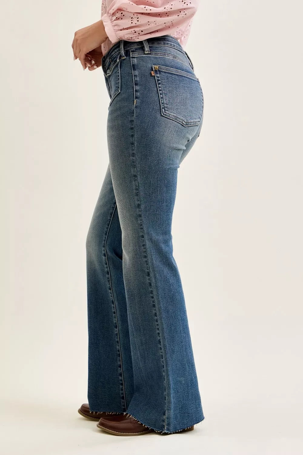 Flare-jeans med mellanmidja och lockfickor, bild 3